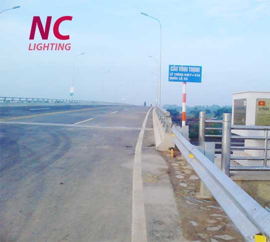 Lắp đặt hệ thống chiếu sáng cao áp trên cầu Vĩnh Tịnh