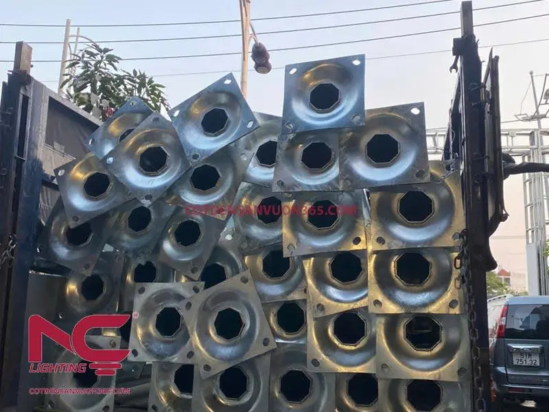 cột đèn cao áp cẩu lên xe