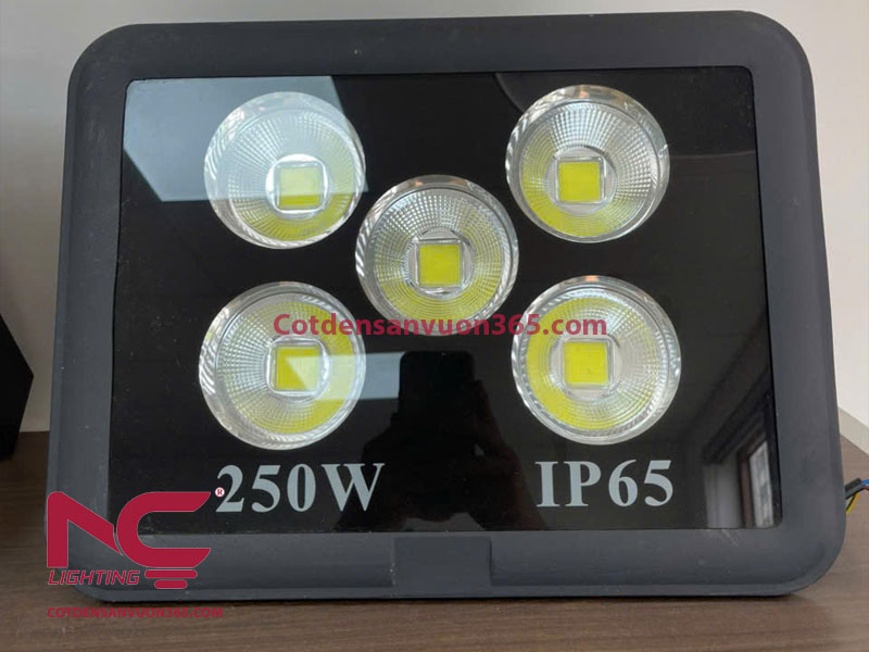 Đèn Pha LED 250W – Giải Pháp Chiếu Sáng Công Suất Lớn 2 Đèn pha led 250w ip65