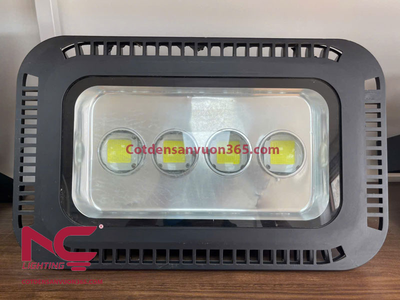 Đèn Pha LED Mắt Lồi – Giải Pháp Chiếu Xa Hiệu Quả 2 Đèn pha led mắt lồi 200w