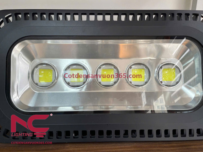 Đèn Pha LED 250W – Giải Pháp Chiếu Sáng Công Suất Lớn 4 Đèn pha led mắt lồi 250w