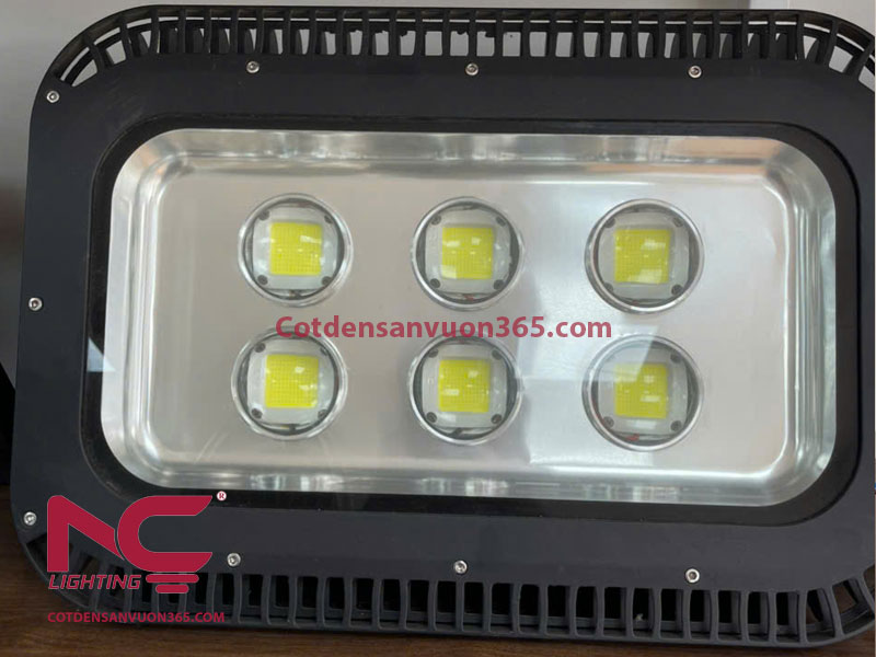 Đèn Pha LED 300W – Giải Pháp Chiếu Sáng Không Gian Rộng 2 đèn pha led mắt lồi 300W