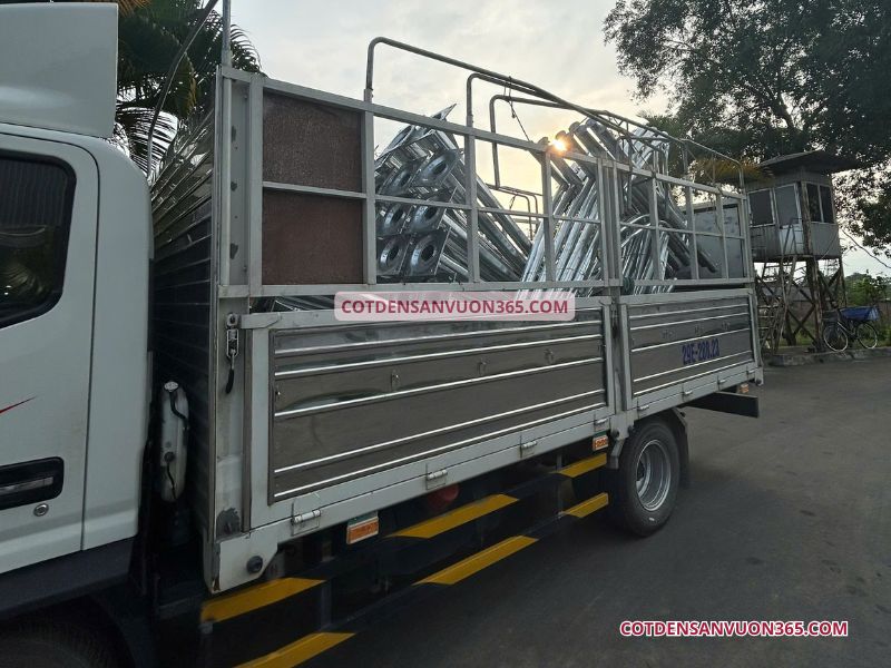 Bàn giao 200 đèn LED cao áp kèm cột đèn đường cho dự án chiếu sáng đường phố tại TP.HCM
