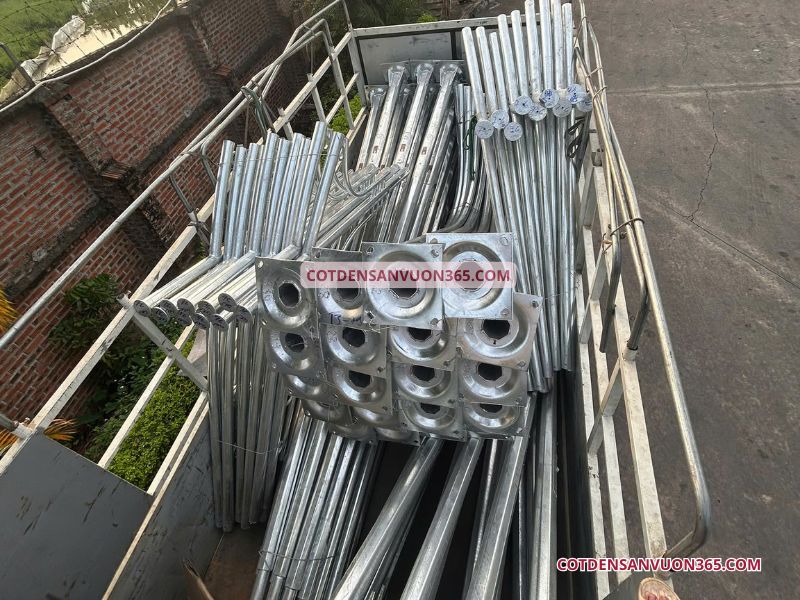 Bàn giao 200 đèn LED cao áp kèm cột đèn đường cho dự án chiếu sáng đường phố tại TP.HCM
