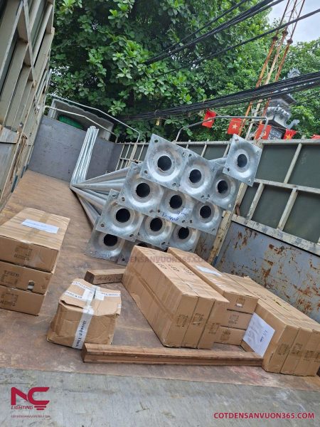 Bàn giao cột và đèn LED chiếu sáng dự án tu sửa hệ thống chiếu sáng Chùa Thiên Trúc- Từ Liêm- Hà Nội.
