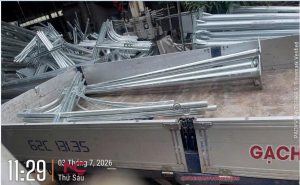 Bàn giao cột đèn NLMT rời cần cao 5m đi Tân An- HCM_1